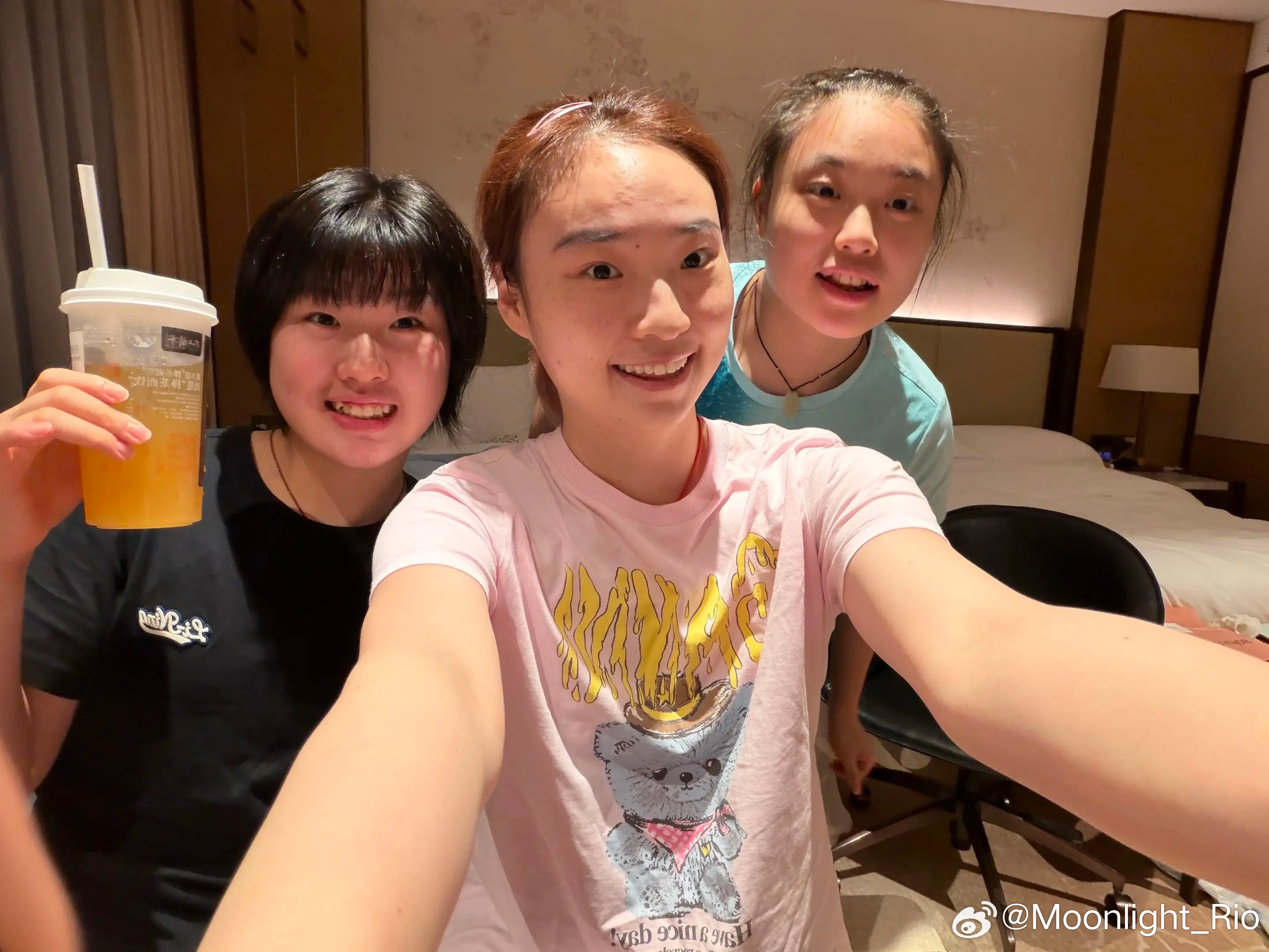 姜依依：共享最近💫乒乓球 