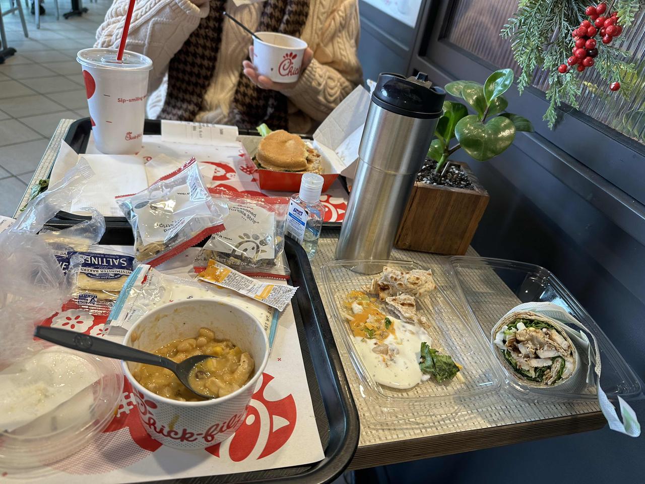 美国最棒快餐价格：（两个主食1小杯饮料$20）+（两碗Soup$10）=$30