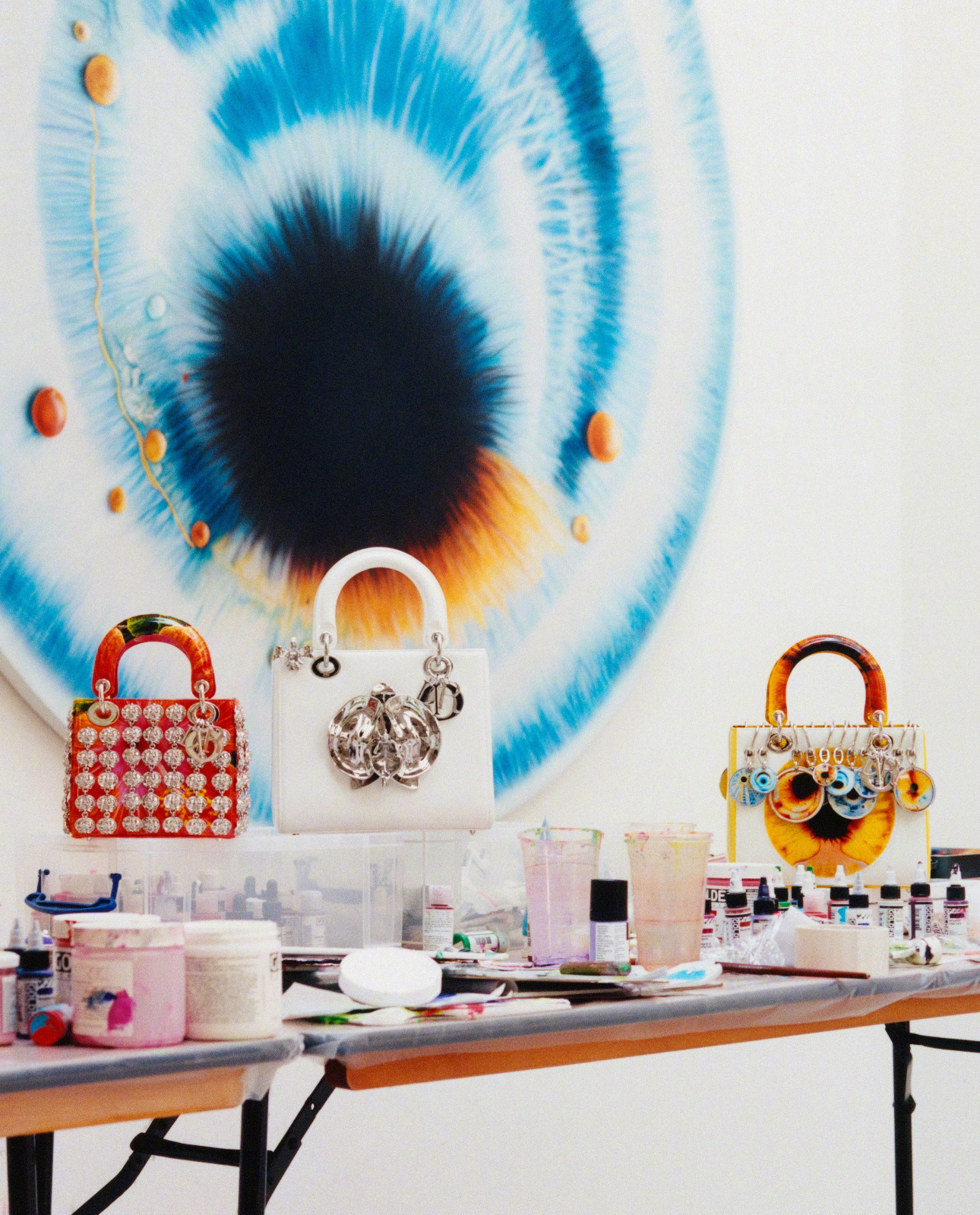 DIOR LADY ART 十周年展览上海开展，全球艺术家联手打造艺术手袋，从创