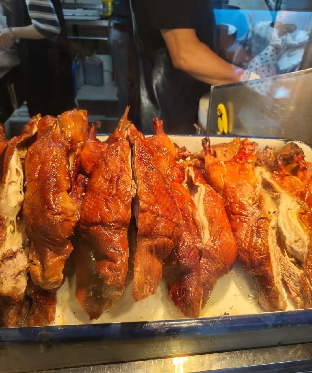 我觉得南京烤鸭，比北京烤鸭还好吃!
别杠我，两种我都吃过很多次，北京烤鸭仪式感足