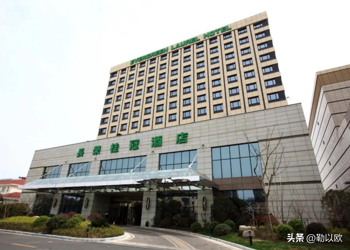 台湾省的长荣海运的货船火了，因为某些原因，长荣集团的货船无法靠岸，已经在海上漂泊