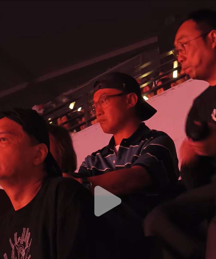 陈奕迅杨千嬅看单依纯演唱会单依纯今天风波在即，也没介绍现场嘉宾，怕他们被牵连，看