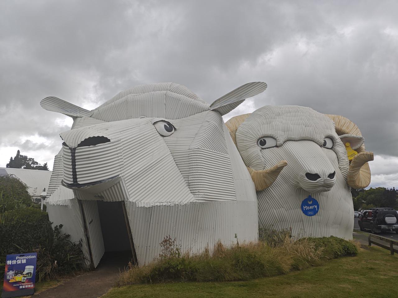 路过“铁皮镇”

行车两个小时，我们来到一个叫“铁皮镇”的地方，“铁皮镇”是咱们