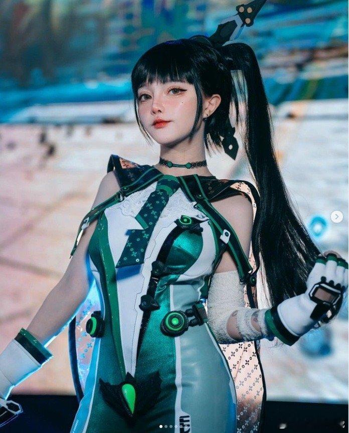 索尼会挑的！[笑而不语]Coser受邀扮演伊芙 长相甜美身材吸睛！昨日，Cose
