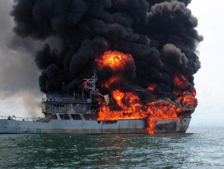 林肯号中弹了！革命卫队无人机3月5日深夜直接砸向美国航母甲板，而美方的回答真有意