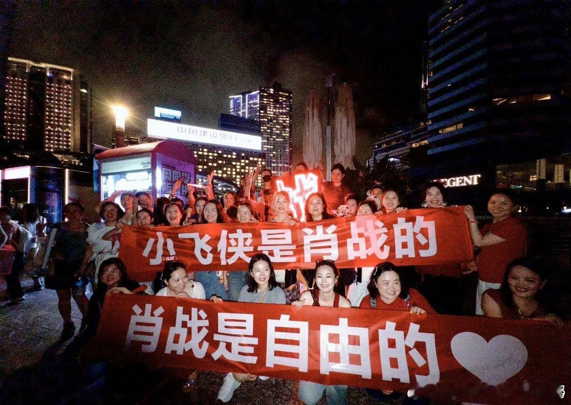 肖战肖战香港线下活动 看 懂了“惊鸿一瞥”的具象，精致似精雕细琢，气质如清风朗月