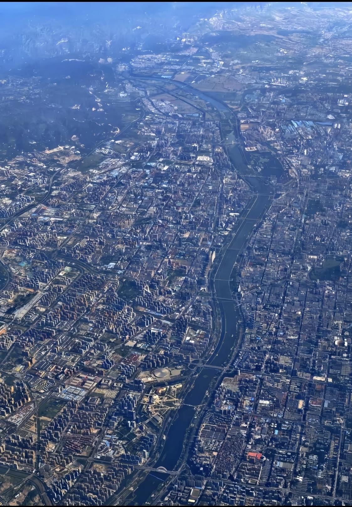太原的城市建设的特点是什么?
三面环山，一水中分
道路一般正南正北：
东西为街道
