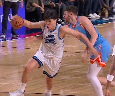 这球漂亮啊！小杨三分线外过掉克林根后上篮命中，而且是大根犯规疑似2+1。

目前