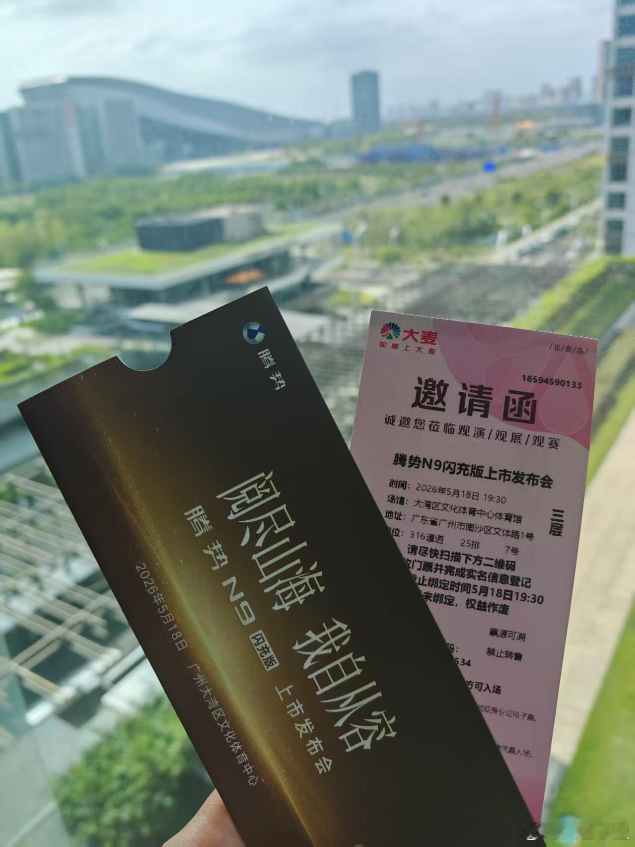 明明是发布会，为什么我的感觉有点紧张起来？是因为今晚会看到王力宏吗？王力宏亮相腾