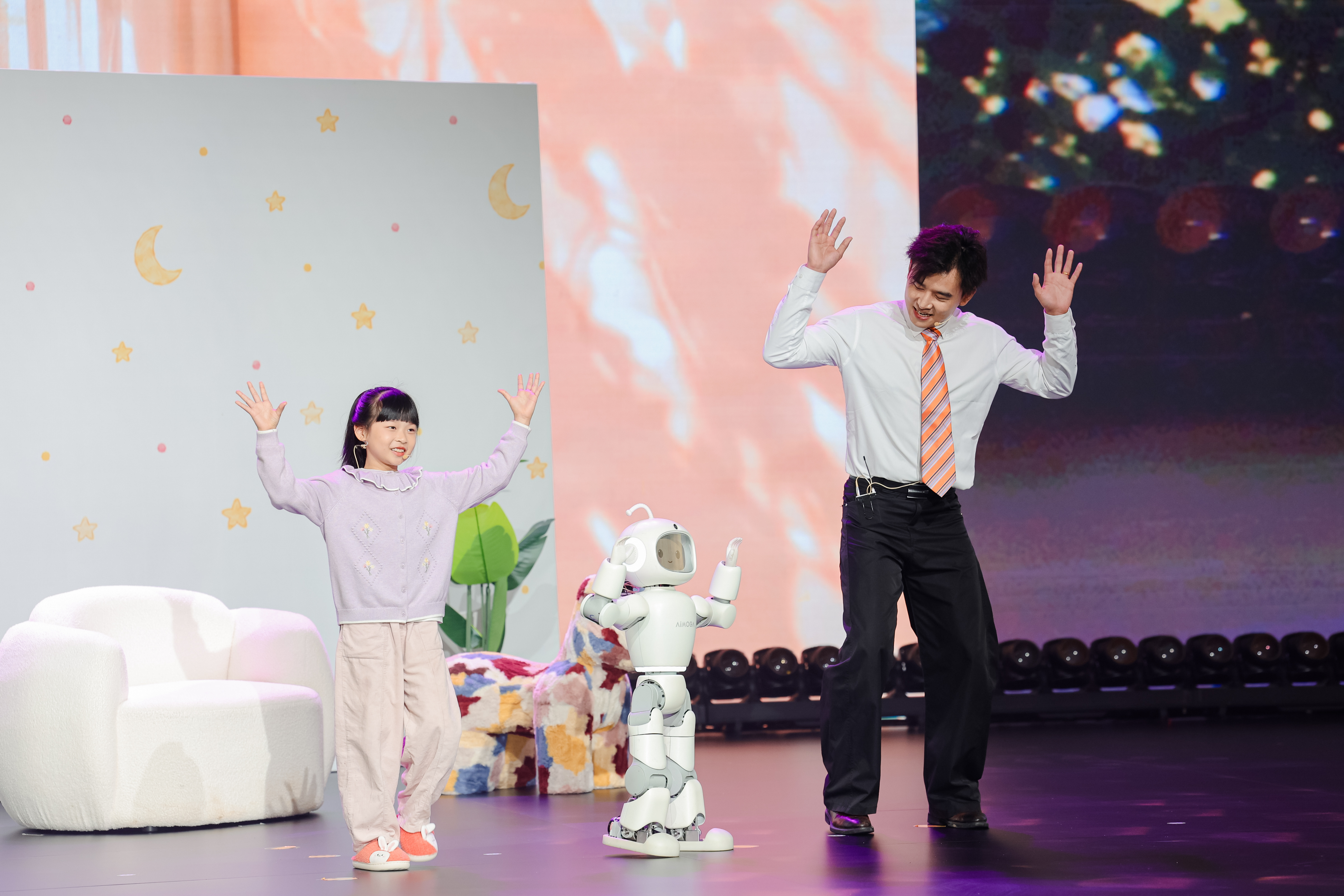 家里要来一位0.9米的“新家人”了。今天芜湖墨甲发布会上，奇瑞首款家用陪伴机器人