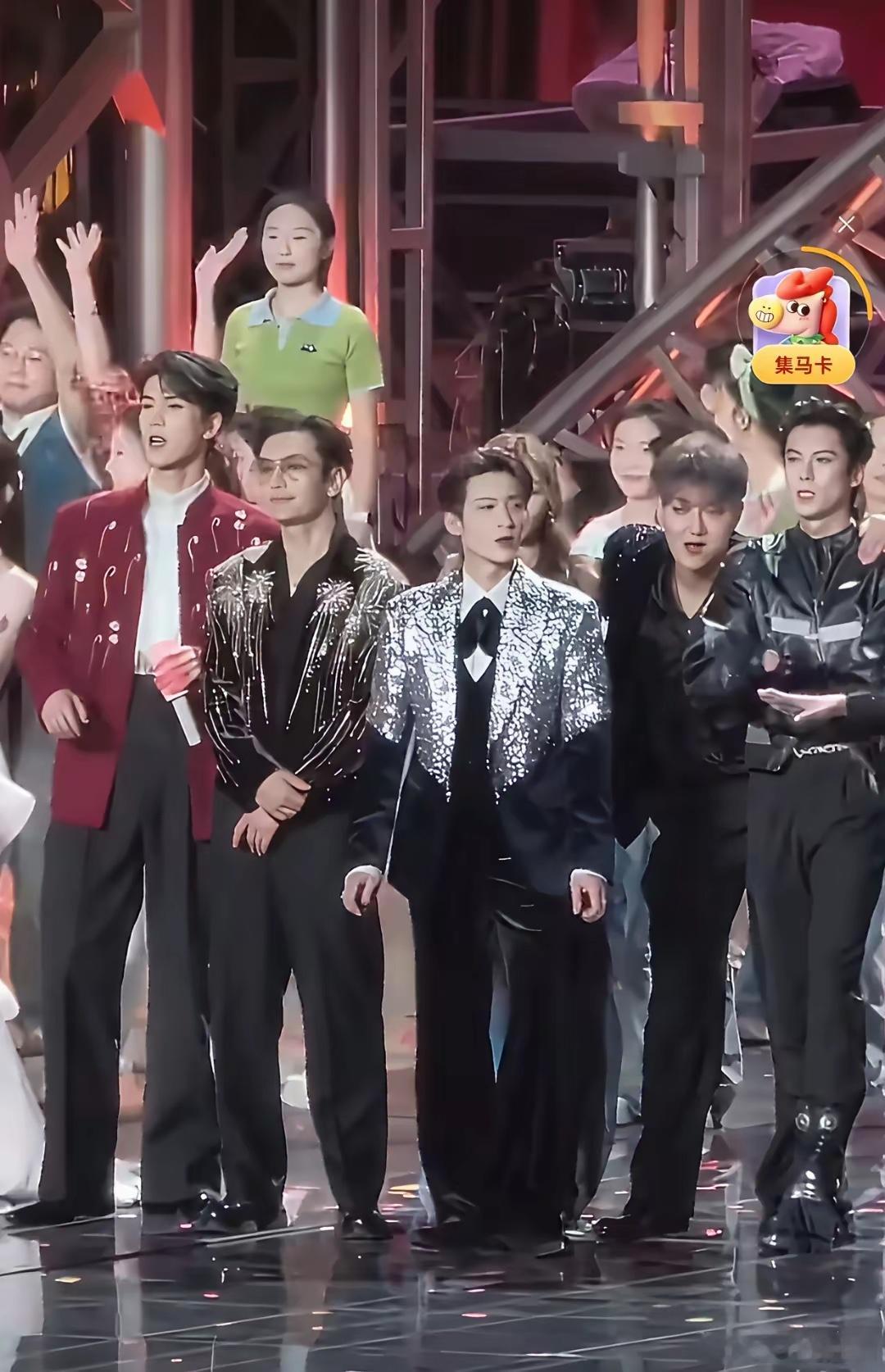 对檀健次身高没有概念的可以看一下这两张图……你们觉得檀健次有174cm么？看着不