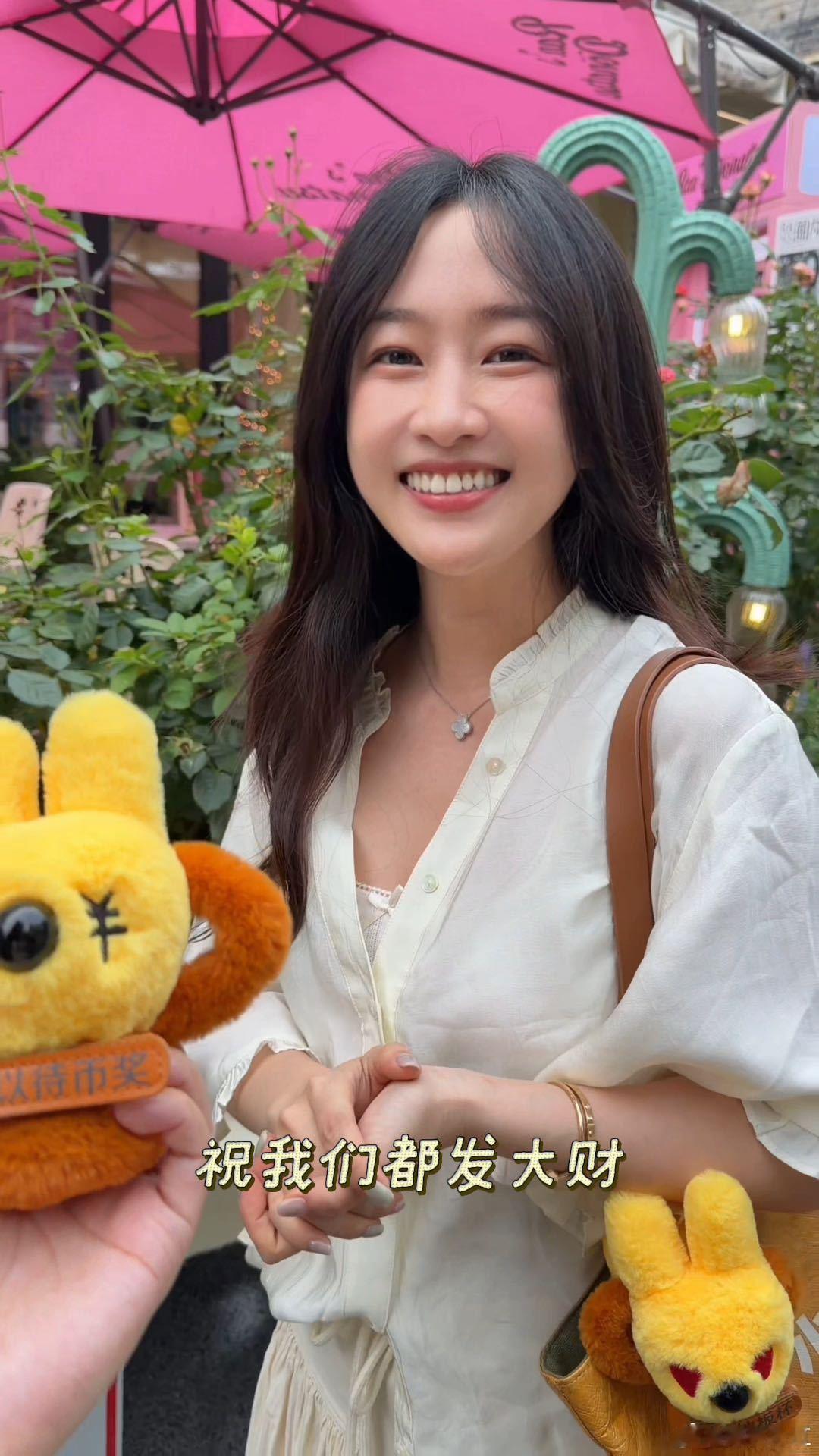 一代人有一代人的挂件儿时盯着长辈的老式钥匙挂件满心羡慕，如今身上挂满喜爱的周边潮