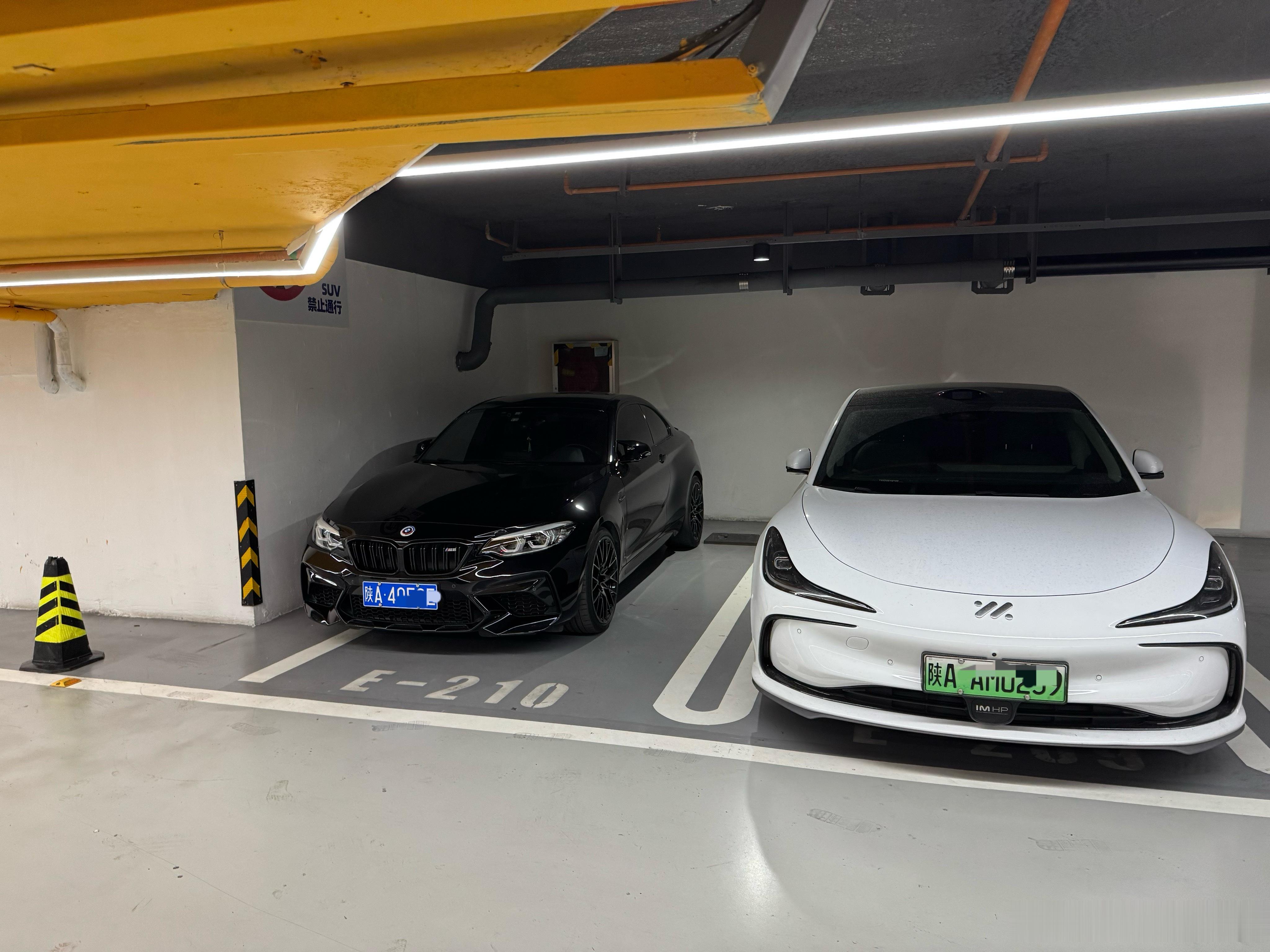 一车亦景  感觉受到了停车场霸凌谁跟我一样，停车尽量靠边，给旁边的车留出巨大的空