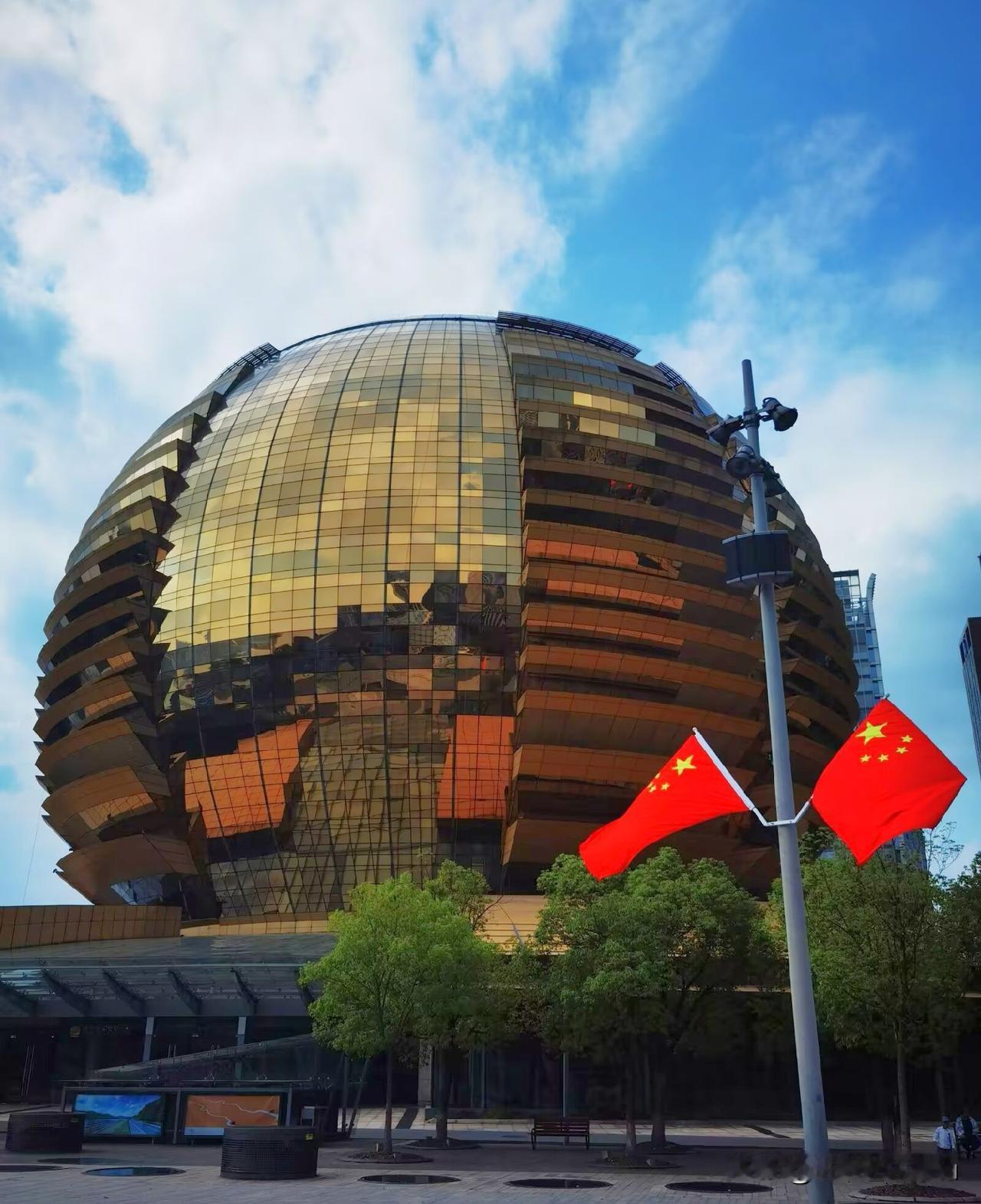 杭州钱江新城随着“双节〞临近，一派节日的氛围，日月同辉，红旗飘飘，值得打卡！钱江
