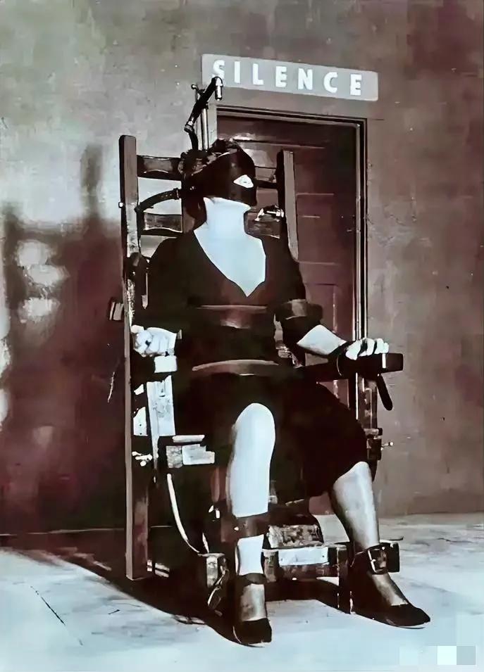 1928年，美国监狱，一名女犯被执行“电刑”时，留下的一张老照片，电椅上的她，右