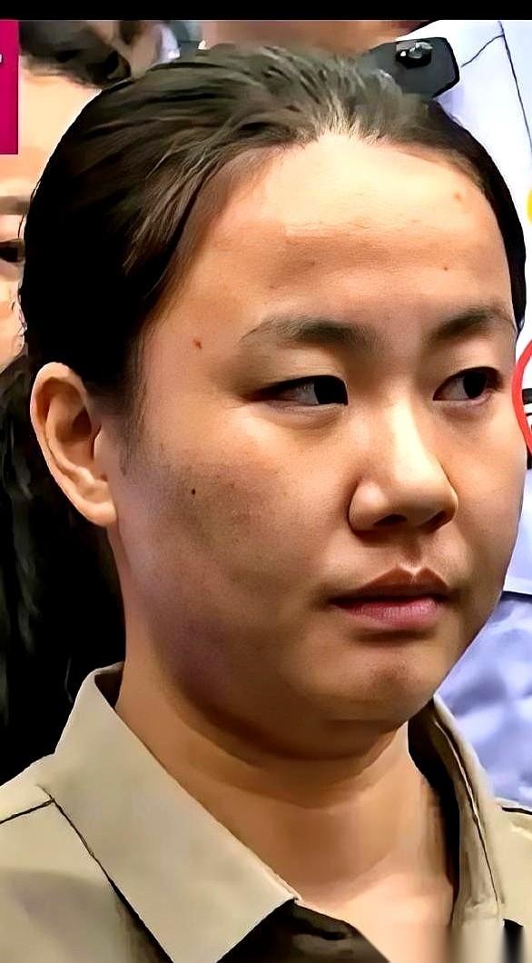 关于明珍珍被押赴刑场，最让人脊背发凉的，不是别的，就是她的那张脸。
没有哭，没有