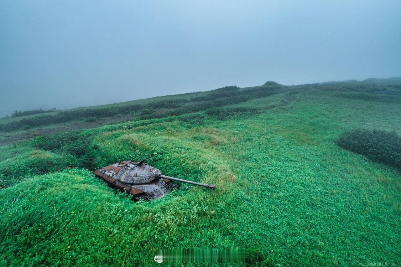 千岛群岛，被遗弃的苏联坦克。有一种荒凉的美。 ​​​