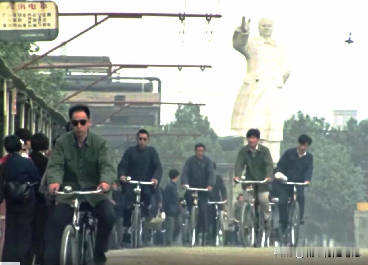 【还记得武钢1路电车停哪些车站吗】这是近期在平台上播放的1979年武钢纪录片中的