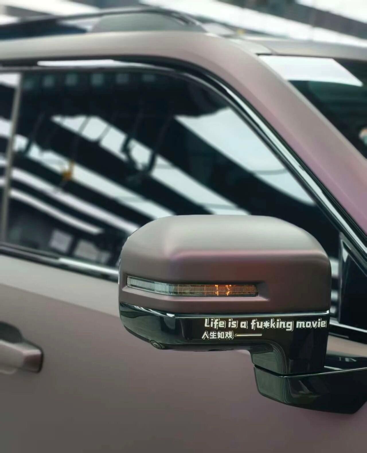 黑幻紫，让哈弗酷狗变身暗夜骑士有些颜色，天生属于锋芒。
当这台哈弗酷狗褪去原厂的