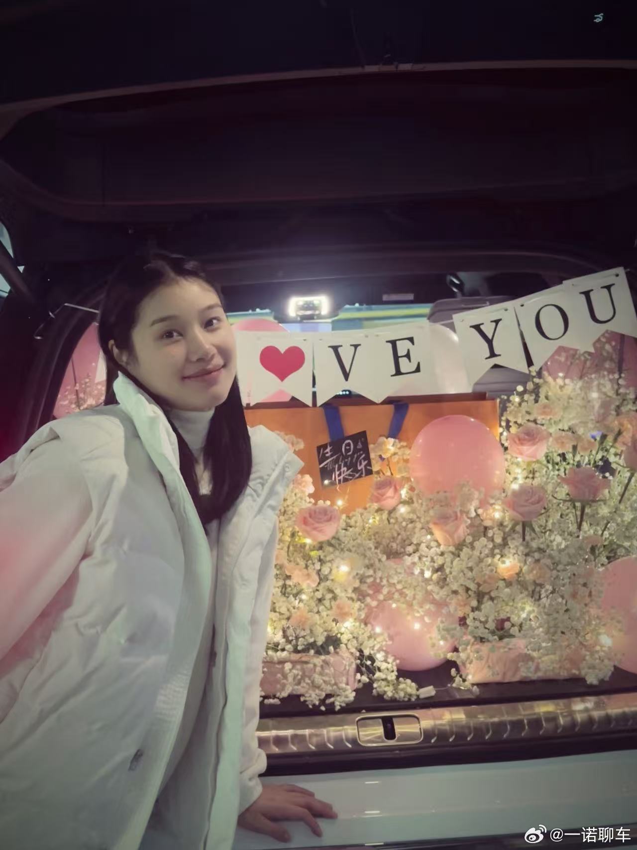 偶尔浪漫一下哈哈哈哈哈哈心一横 股票里都亏好几个包了 也不差这一个了 晚上让贱内