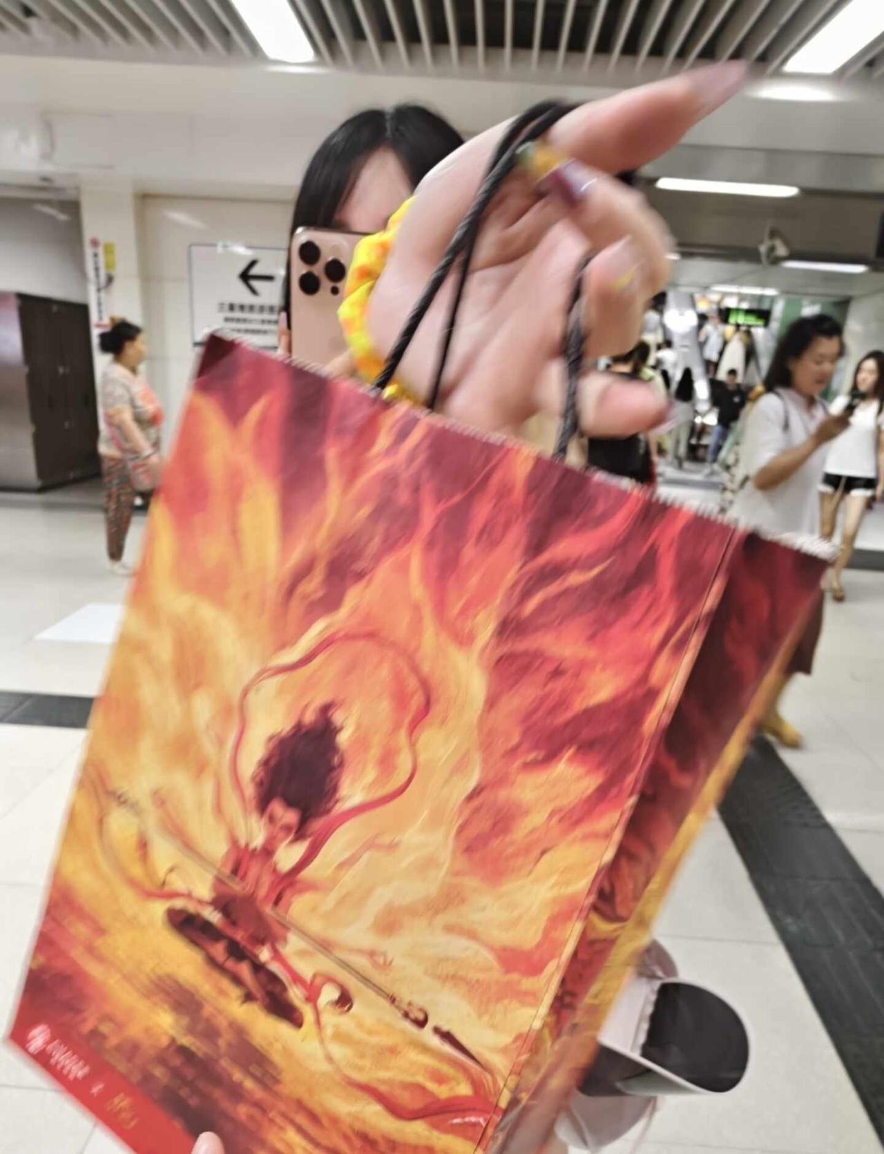 魔丸亲友千里送魔丸
魔丸亲友专门把哪吒霸王茶姬联名的袋子和票根保存了一年、就为了