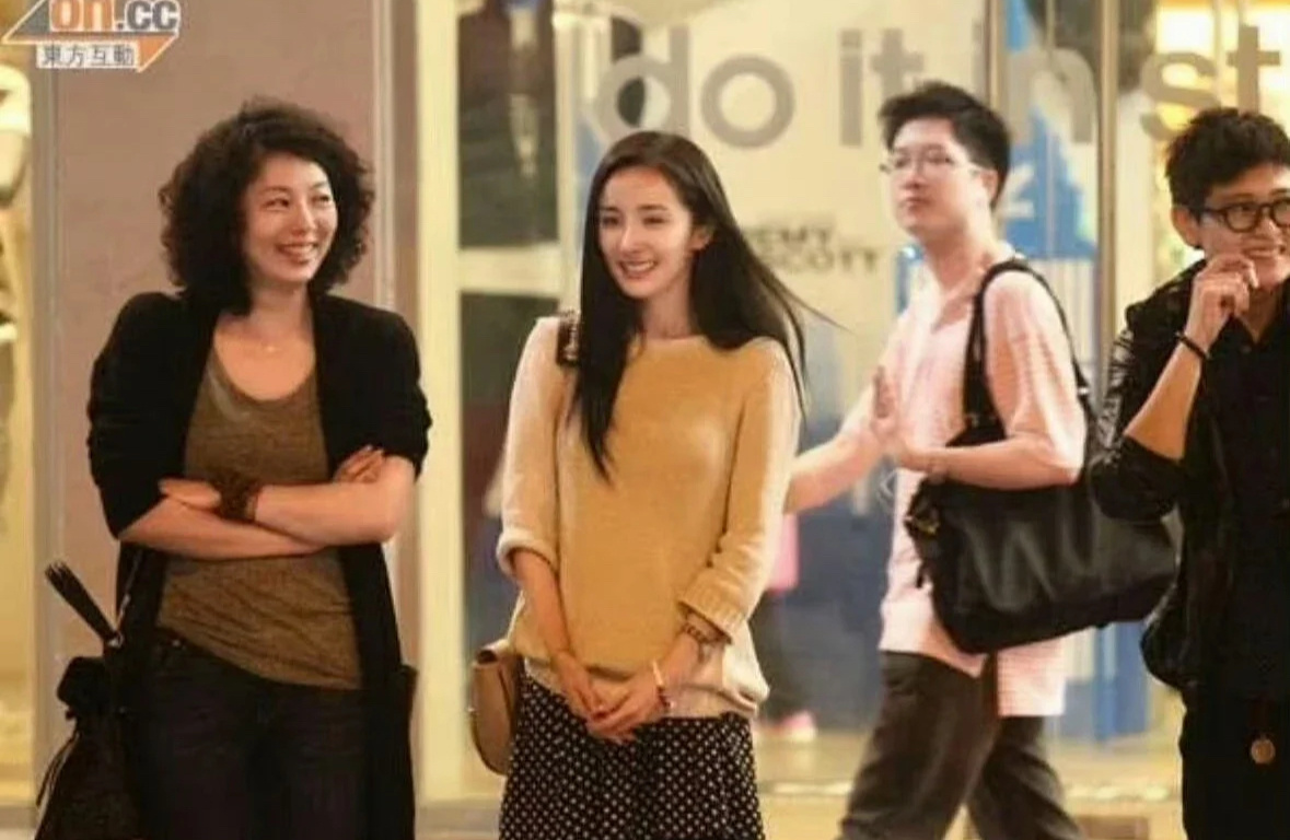 早年港媒拍的杨幂，明媚动人，难怪女明星是女明星呢 ​​​