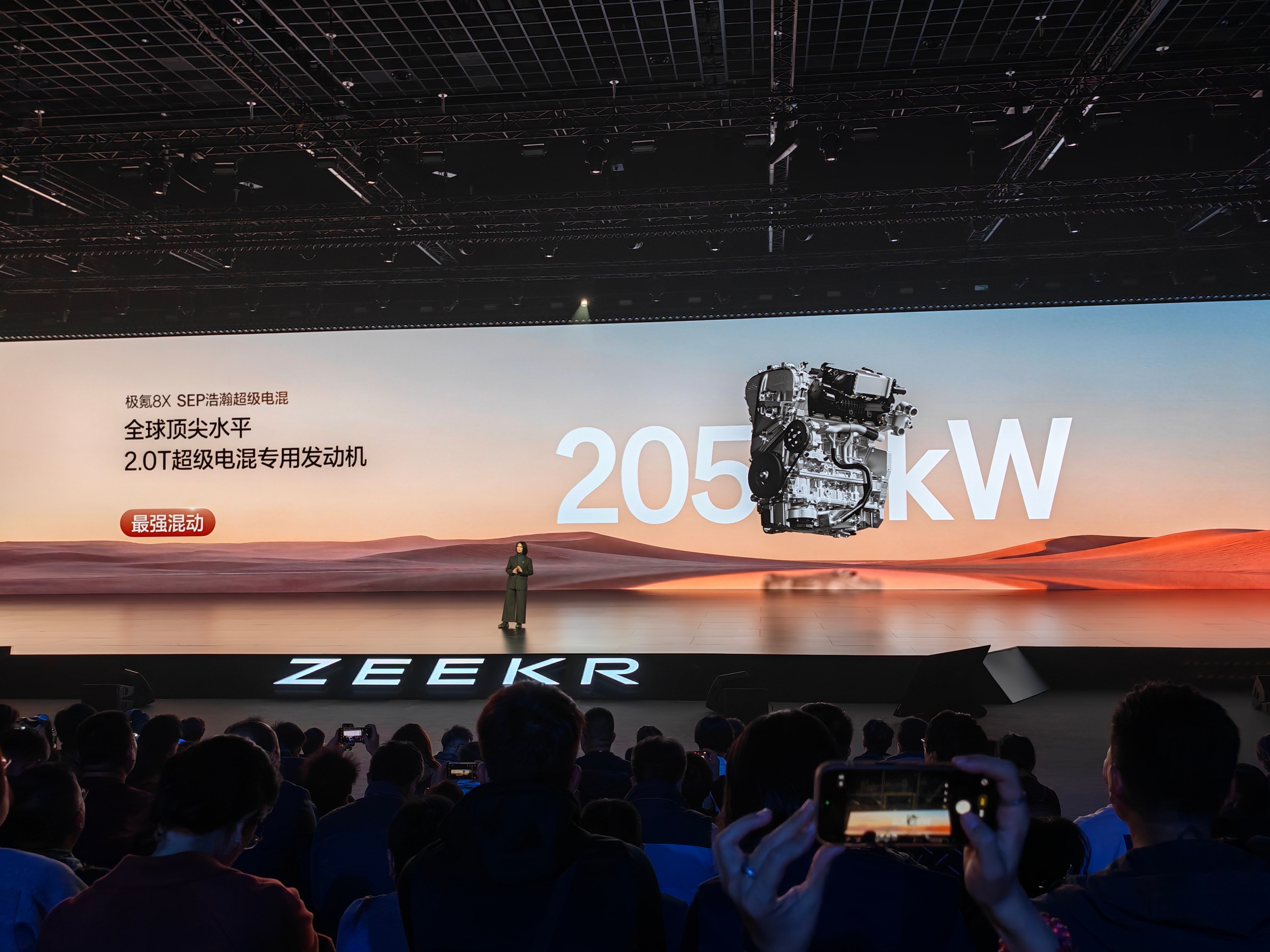 极氪8X 采用全栈900V架构，三电机版最大输出功率1030kW，零百加速直接干