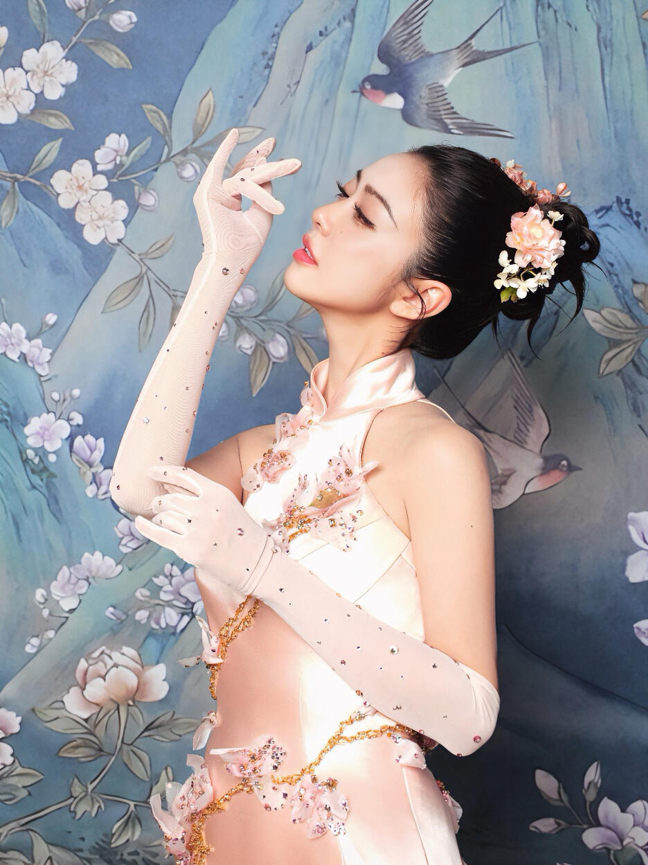 薛凯琪春晚后首唱立春在春分听到薛凯琪唱立春了 薛凯琪春晚《立春》舞台穿粉色真的好