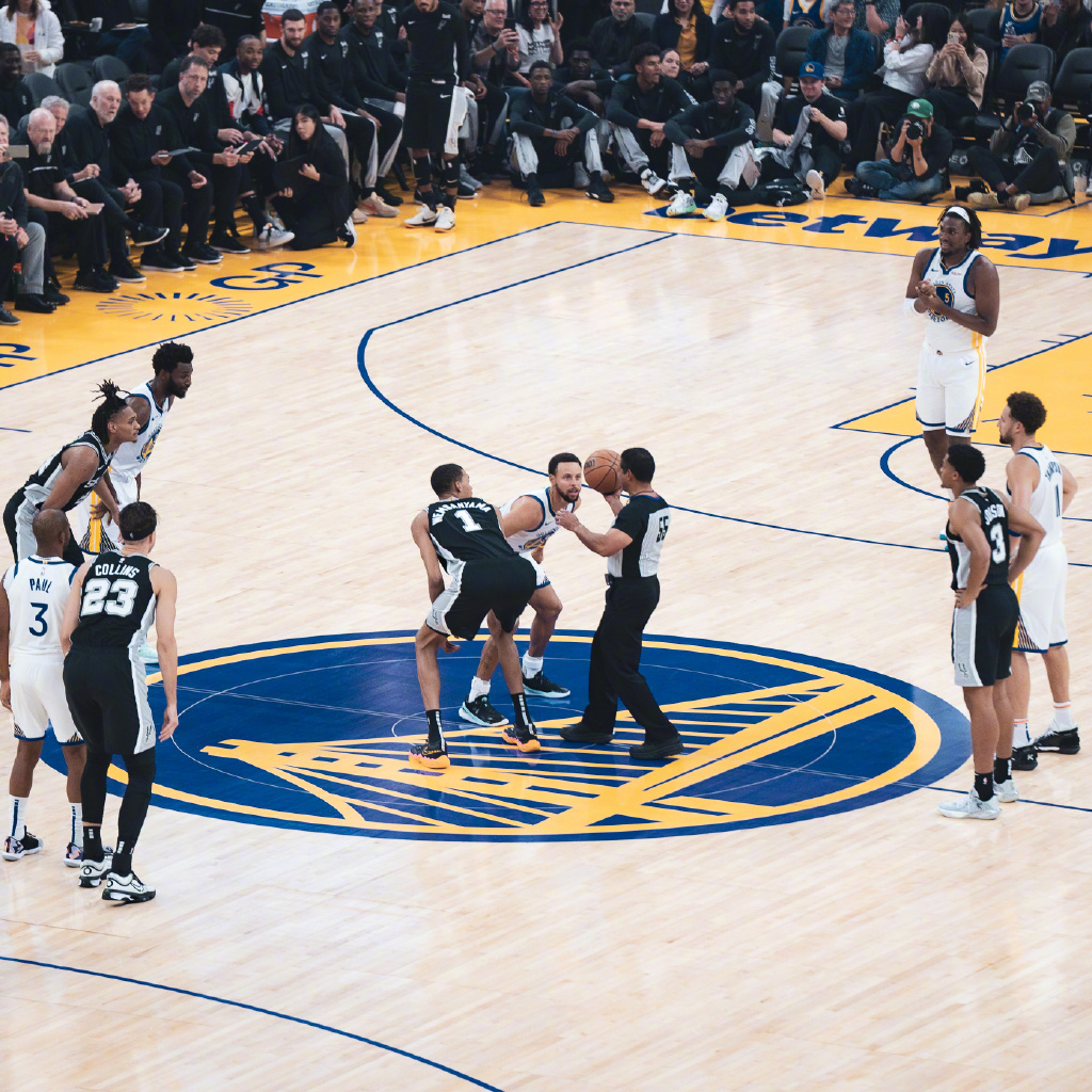 #马刺vs勇士##库里文班亚马跳球# 哈哈哈哈哈哈哈哈哈今天这个跳球着实有点与众