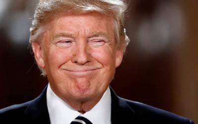 谁说美国没有人情世故，现在白宫这些人把特朗普简直当成了皇帝，疯狂往特朗普脸上贴金