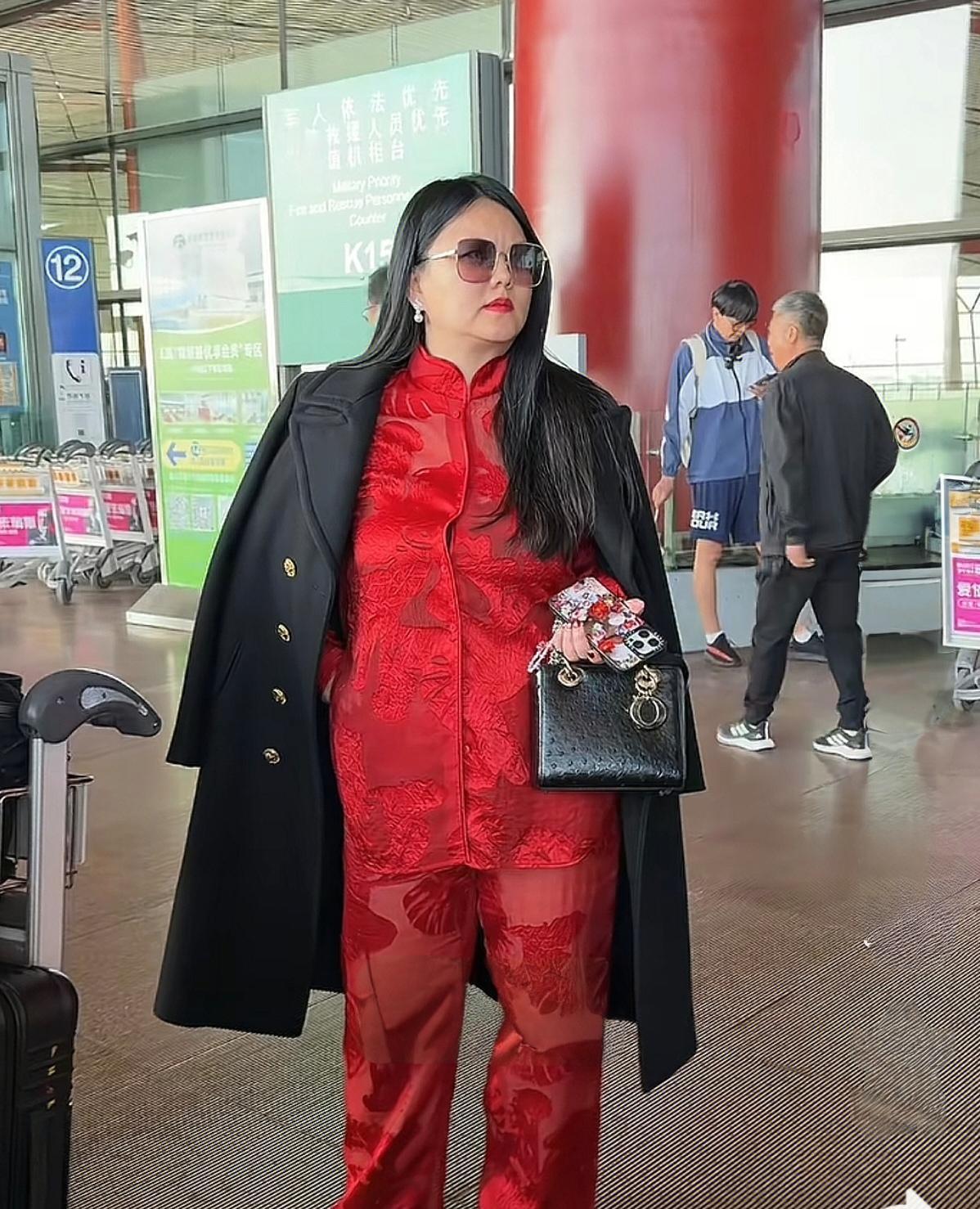 真是不敢相信自己的眼睛…

富婆李湘穿了一身中国红现身机场，听说是给她的女儿王诗