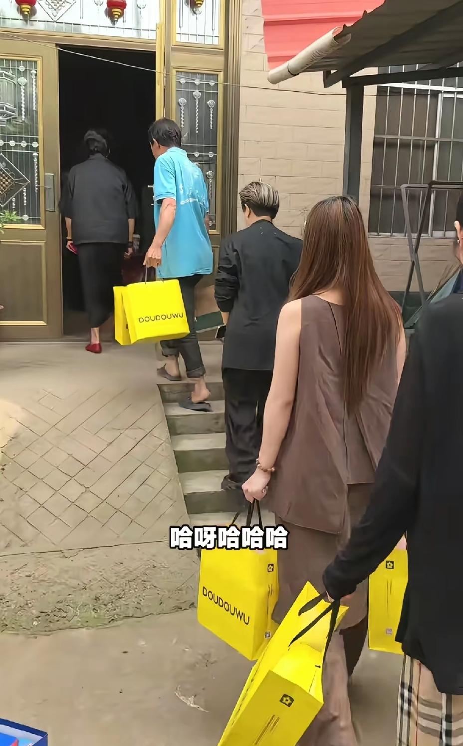 韩亚平考入一流大学之后，家里络绎不绝地接待客人，八竿子打不着的亲戚朋友都上门了！