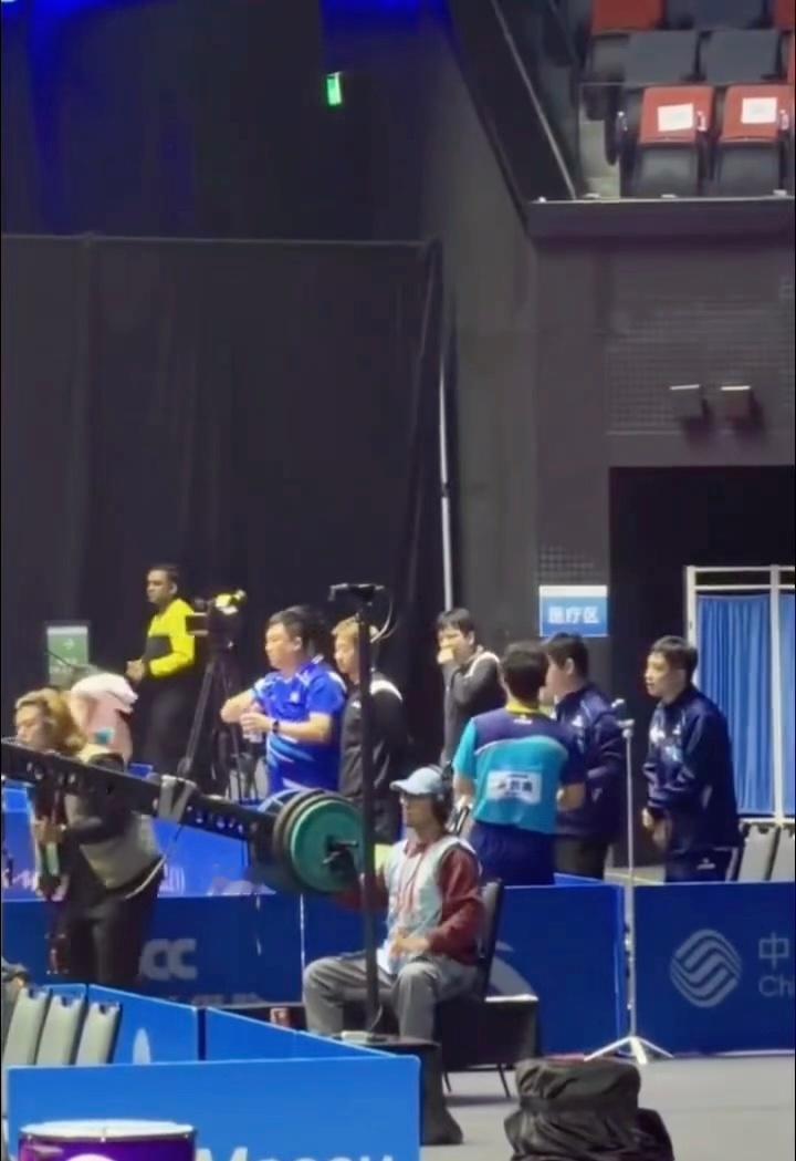 打哈欠脸不崩还萌帅。打个哈欠都这么自信，哈哈哈 