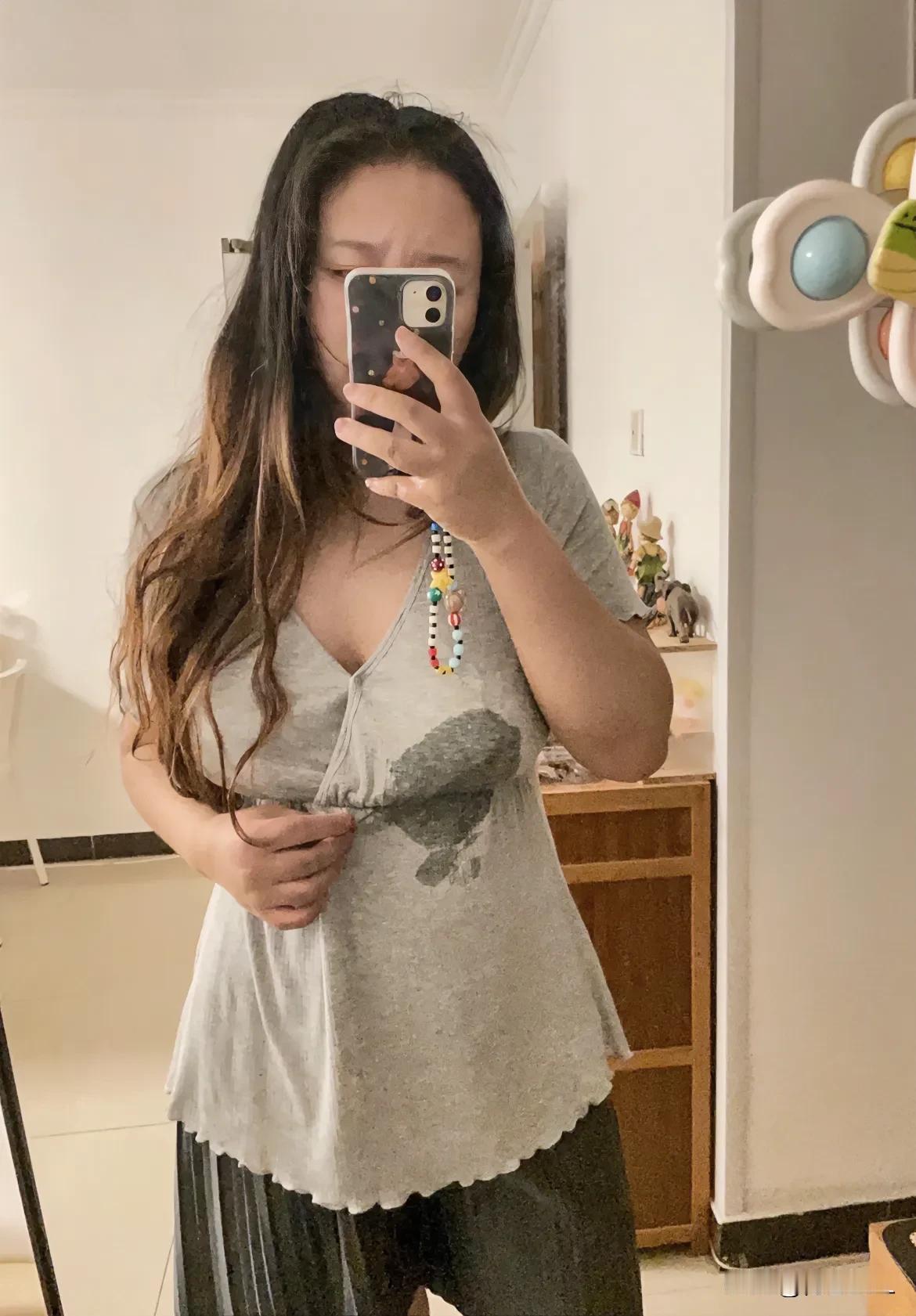 母乳外溢怎么解决呢？刚才刷DY，看见一女子诉说着自己的烦恼！因为孩子睡眠质量好，