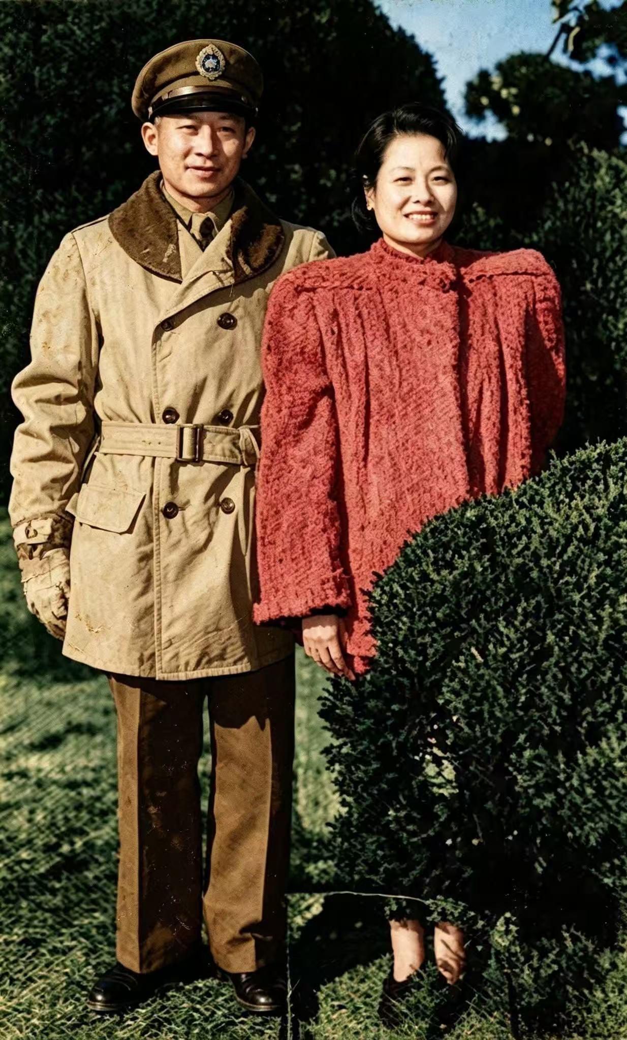 1945年，云南，青年军第207师少将师长罗友伦与爱妻合照留念！抗日战争