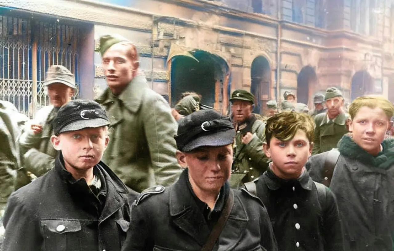 1945年5月，柏林战役结束后，一群年轻的希特勒青年团成员，被苏联红军俘虏，这些