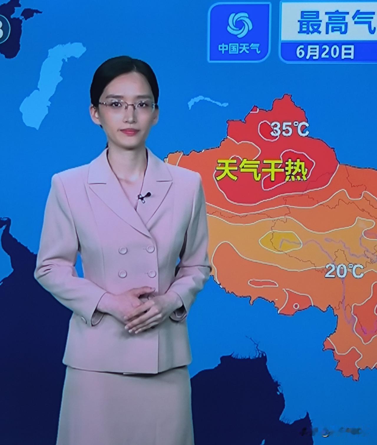 新人新画风
第一个戴眼镜的天气预报主持人
今天的《天气预报》，看到一个新面孔，颠
