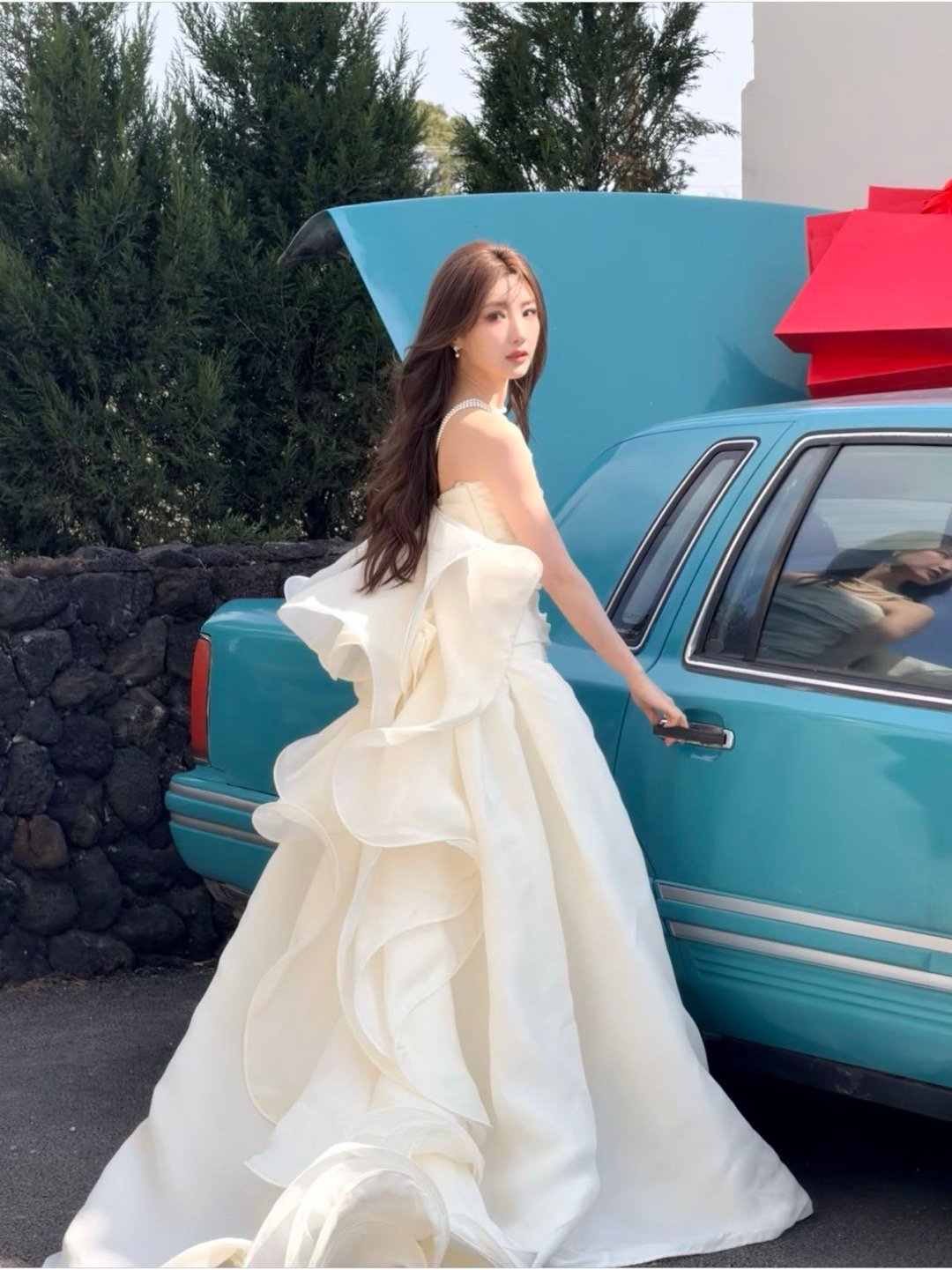 毛晓彤抹胸白裙谁被毛晓彤抹胸白裙的细节美到！抹胸设计优雅大方，轻盈裙摆随风轻扬，