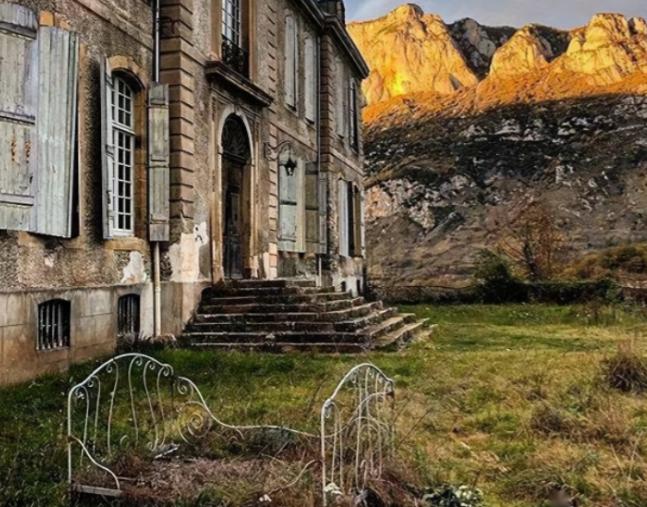 2015年，一对澳洲退休夫妇，在法国看中了一座荒废的城堡。两人花了28万英镑买下