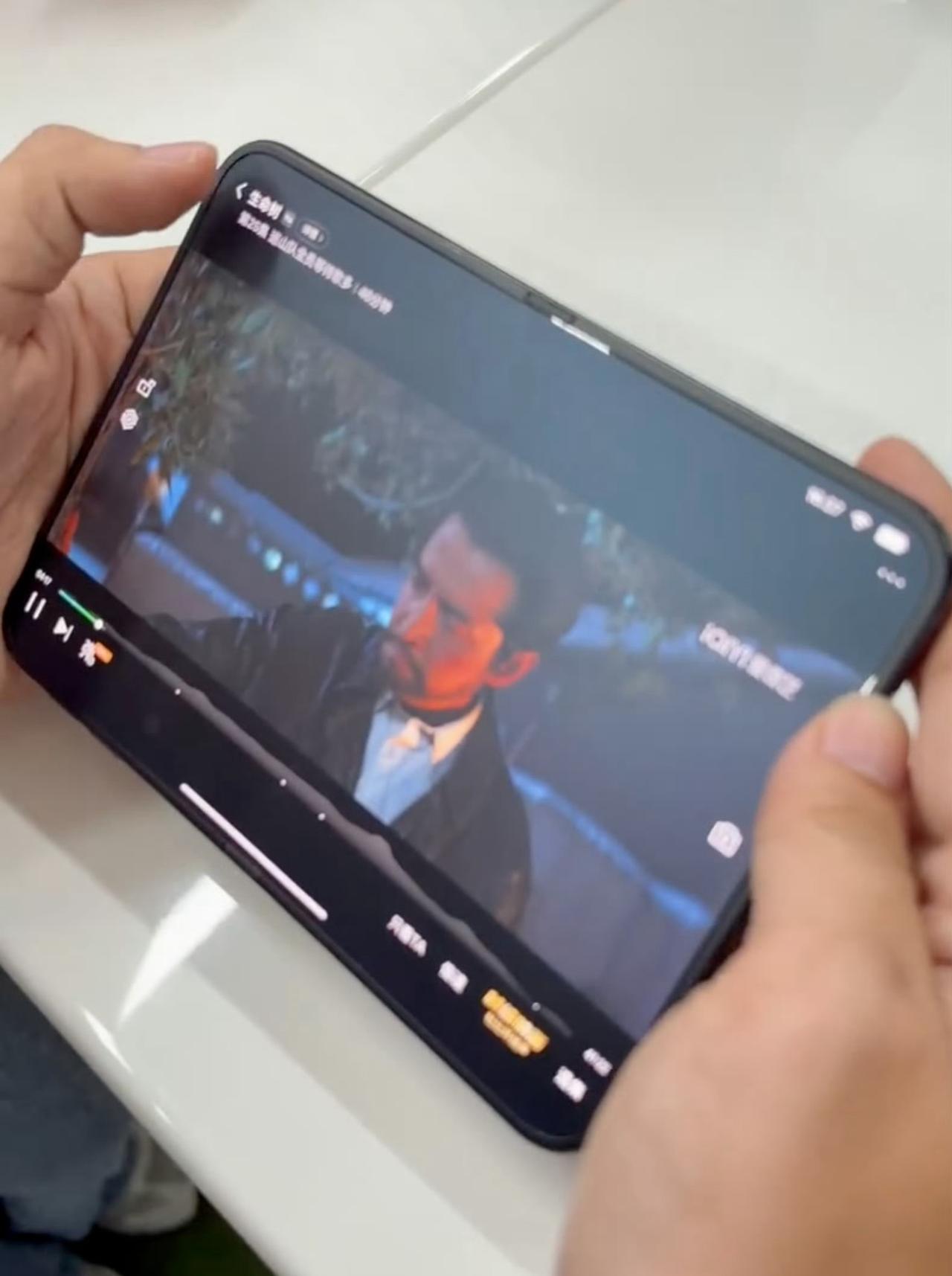 iPhone Duo的这个内屏的“雾面屏”，我不太能接受的了[允悲] ​​​