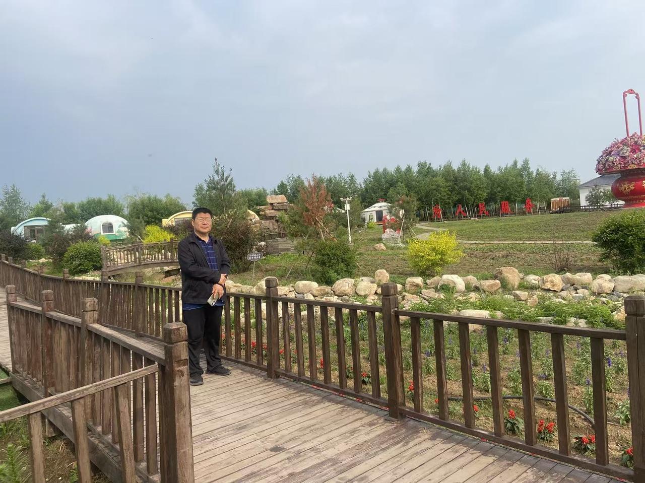 今天早晨无意照了一下镜子。平时我很少照镜子，因为自己长的一言难尽，很难看，自己看