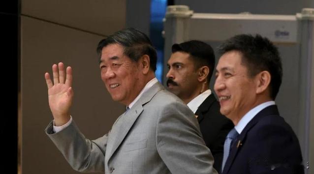 美国绕道马来谈，死撑面子丢实惠，大豆军费全告急。
美国最近跟别国谈事，不直接来中