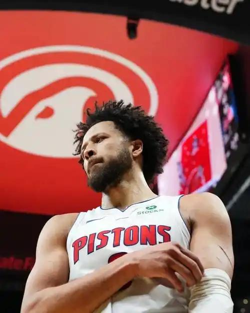 活塞铁王状元联盟历史第四

活塞险胜奇才，状元坎宁安疯狂出手45次，出手次数联盟