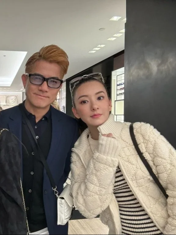 郭富城陪方媛逛奢店！也玩手机乖乖坐等老婆