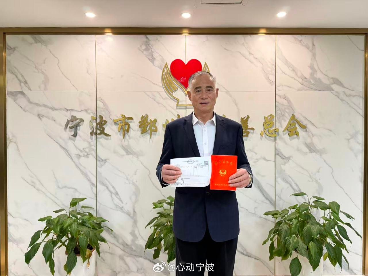 宁波老人开工首日赴二十二年慈善之约 近日，鄞州区慈善总会迎来暖心捐款者。79岁的