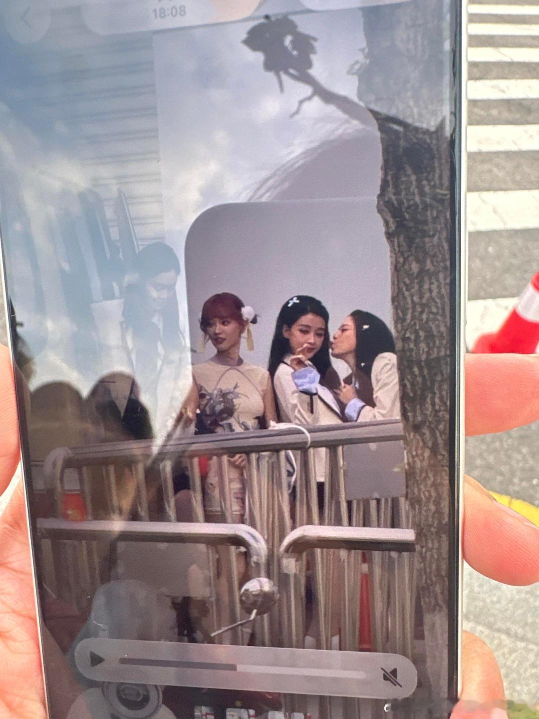 江语晨孙怡亲了黄灿灿看到孙怡江语晨亲亲的反应江语晨亲完叶一茜亲孙怡，《亲亲》组今