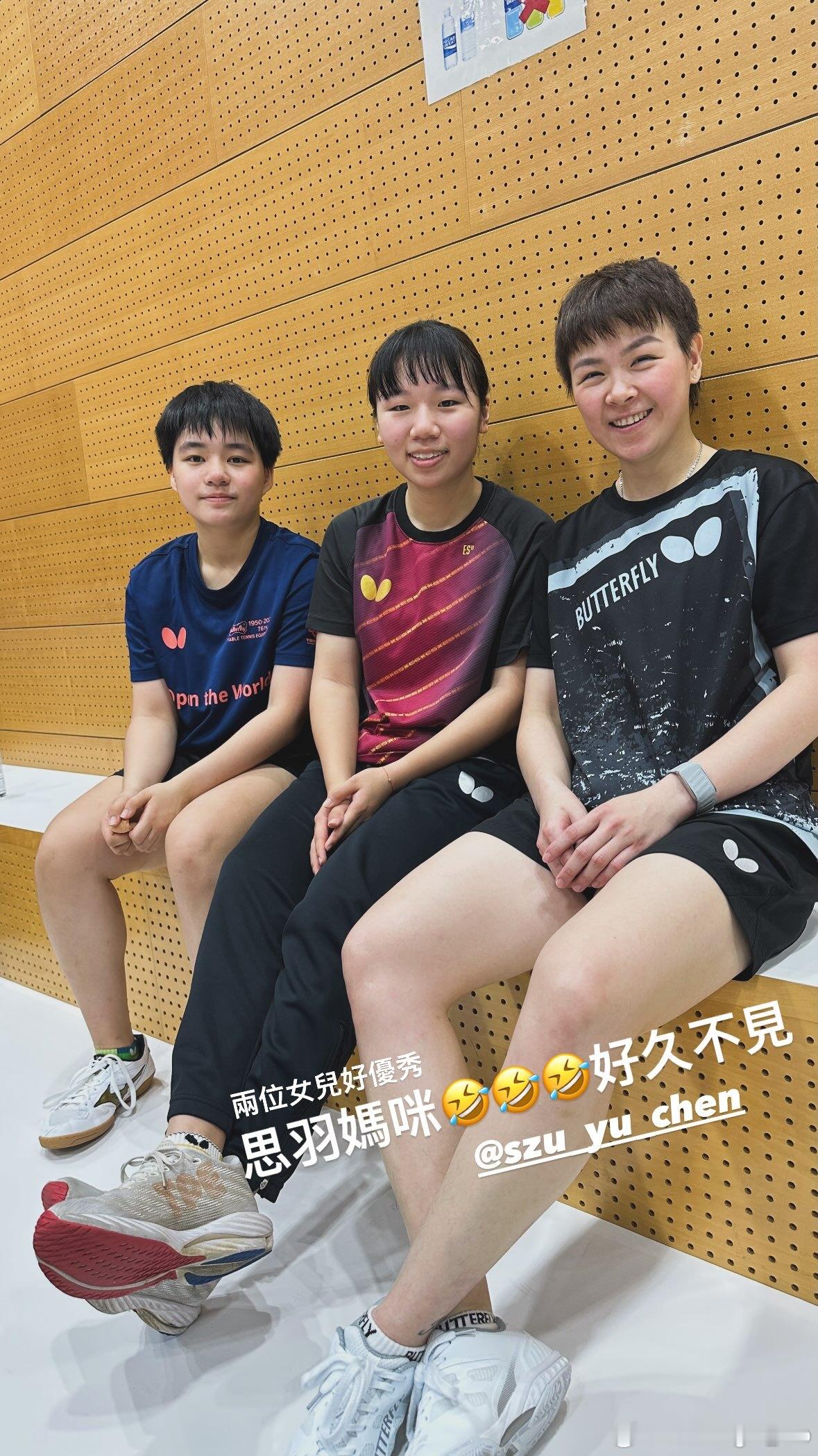 亚运会乒乓球训练场的郑怡静、郑佳奇教练、陈思羽、彭郁涵、吴映萱（cr:张旖旂） 