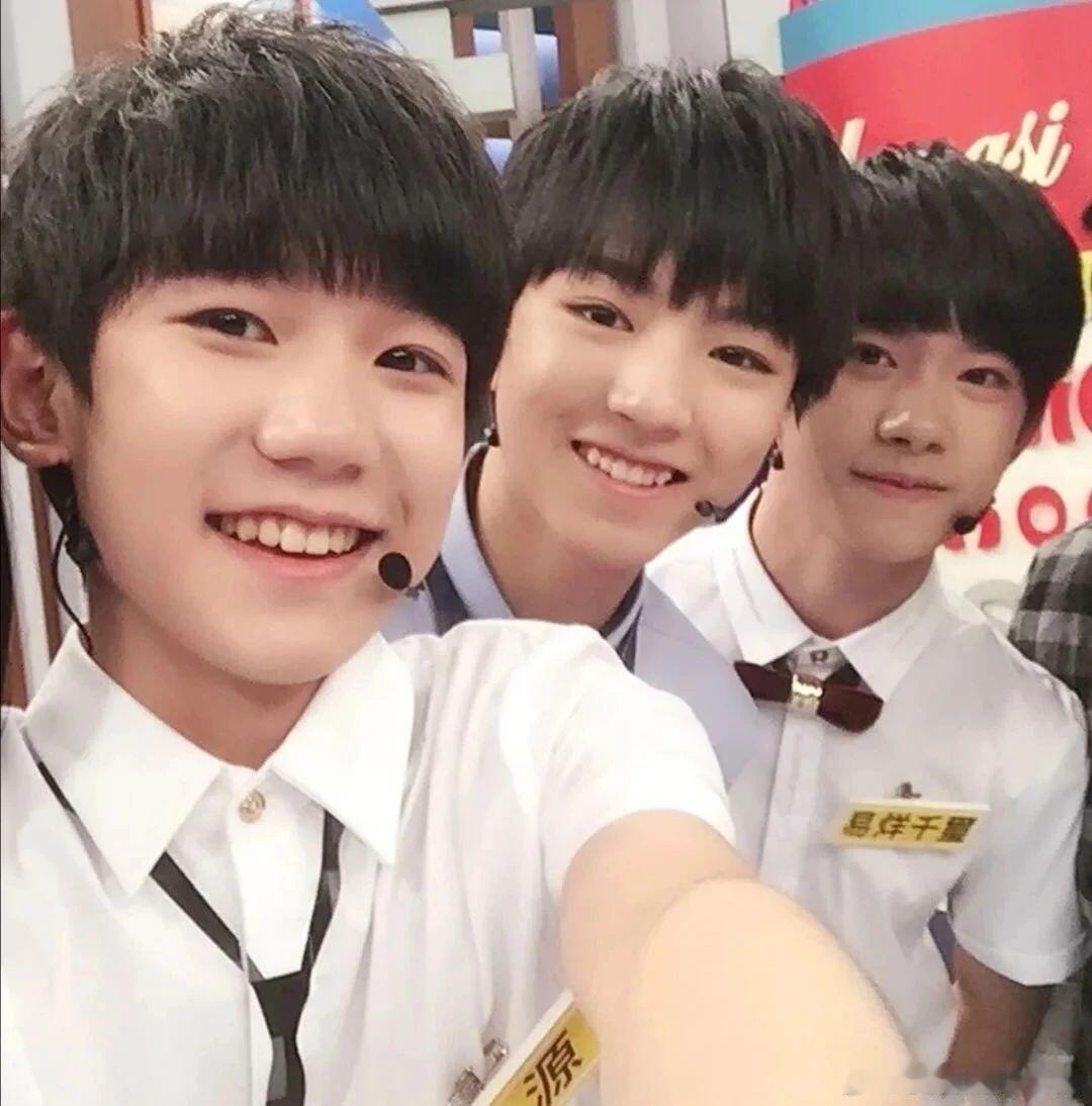 王俊凯王源卡零点给易烊千玺庆生  TFBOYS[超话]  TFBOYS 合体，青