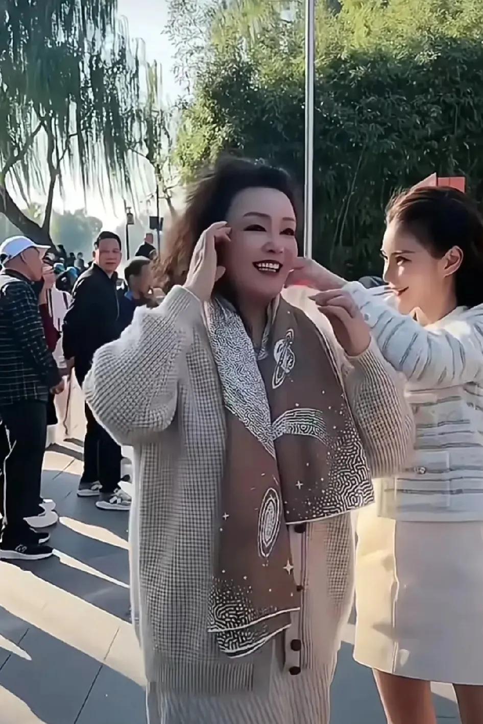 汪小菲的老婆马筱梅
真会来事呀，又是给兰姐买围巾
又是给兰姐系围巾什么的
这样的