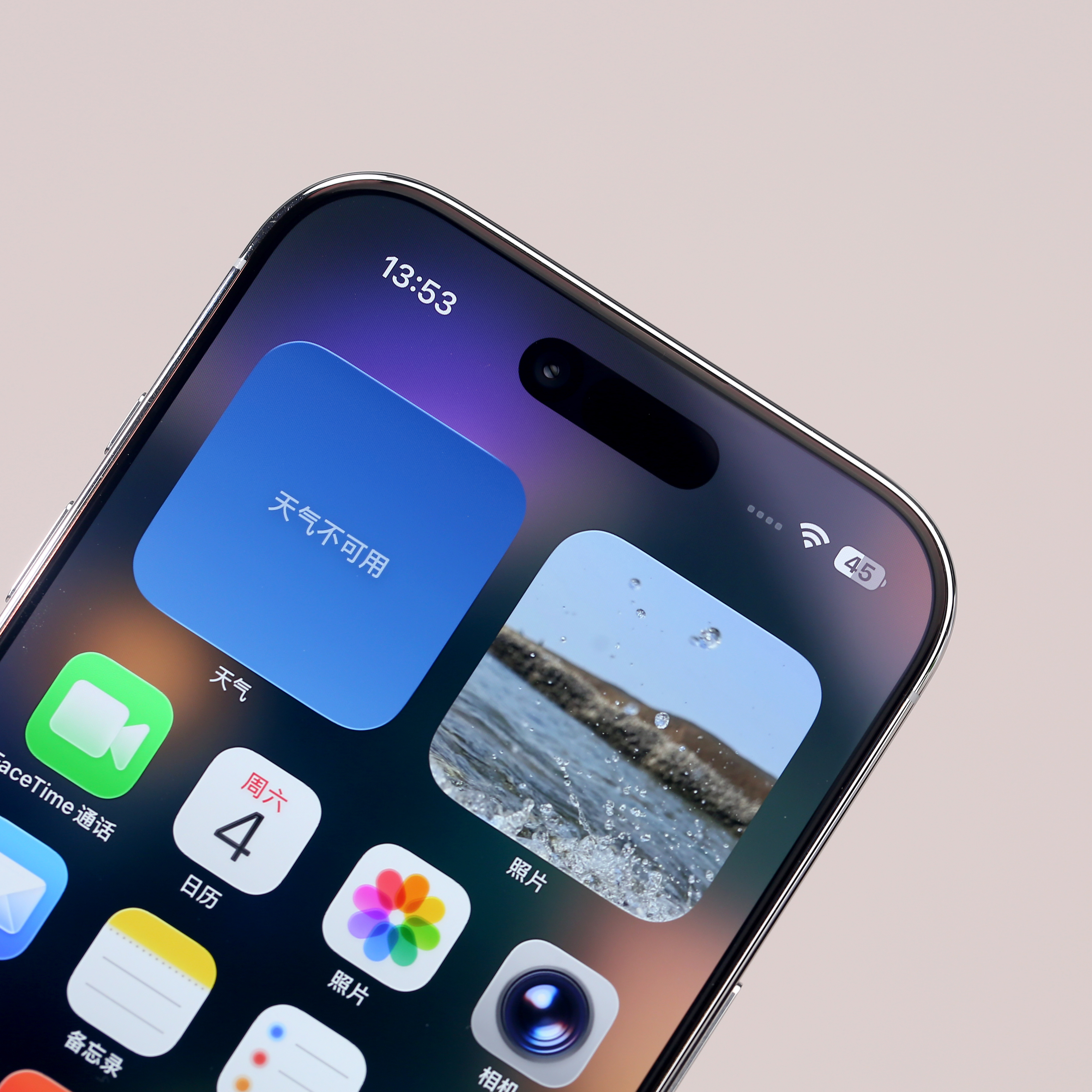 接近于满屏覆盖的见峰 1:1，即使不戴壳的 iPhone Air，搭配这玻璃膜后